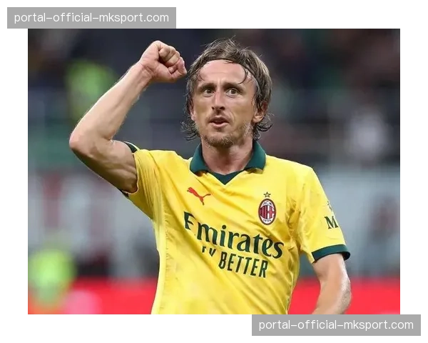 终场哨响，皇马老将莫德里奇跪地掩面，这或是其皇马生涯最后一战